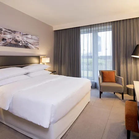 Sheraton Airport Hotel 4*